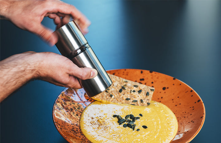 Mit einer einfachen Drehung feines Mahlen für volles Aroma