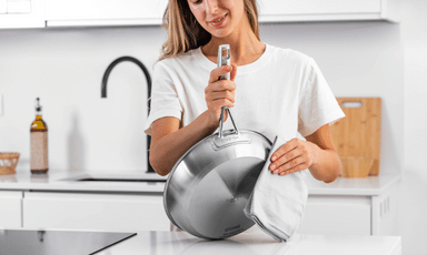 Pfannen innen und außen reinigen – so wird nicht nur der Pfannenboden wieder sauber