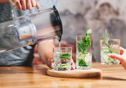 Wasserkaraffe mit Einsatz - aus Glas