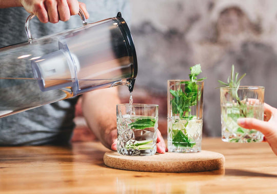 Wasserkaraffe mit Einsatz - aus Glas