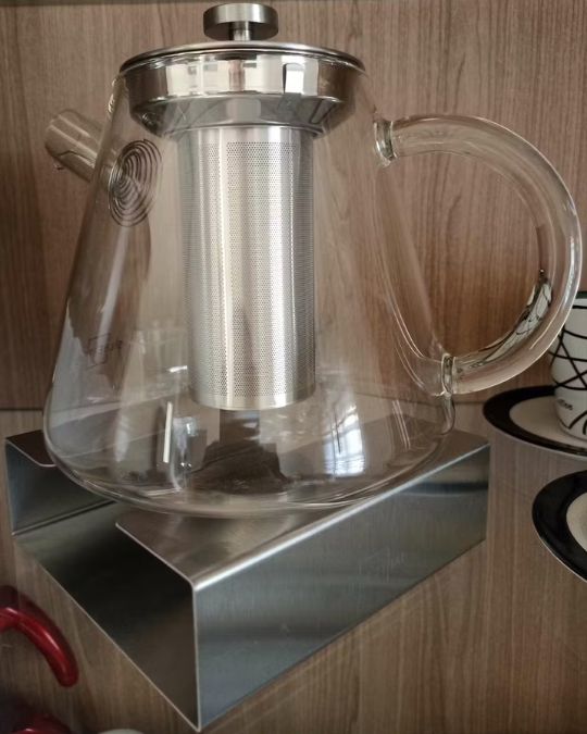 Teekanne aus Glas mit Stövchen