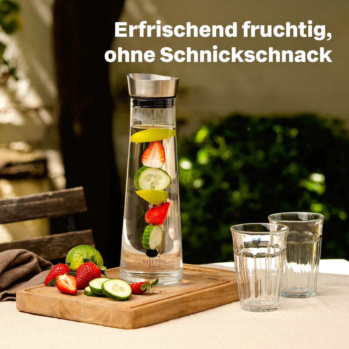 Wasserkaraffe mit Fruchtspieß