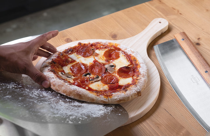 Einfaches Aufnehmen und Ablegen frischer Pizza dank flacher Form und glatter Oberfläche