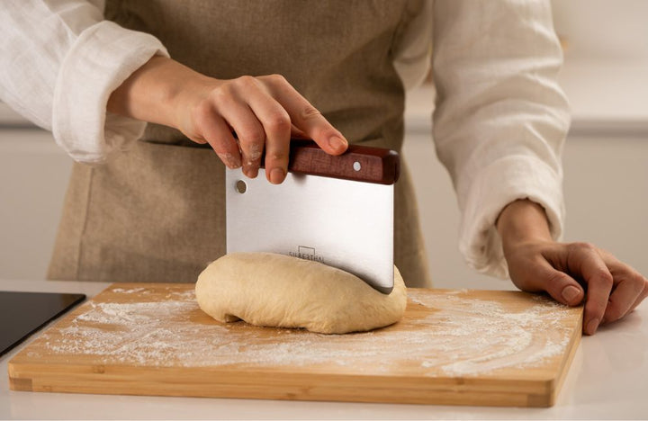 Elegantes und praktisches Schneiden von Teig