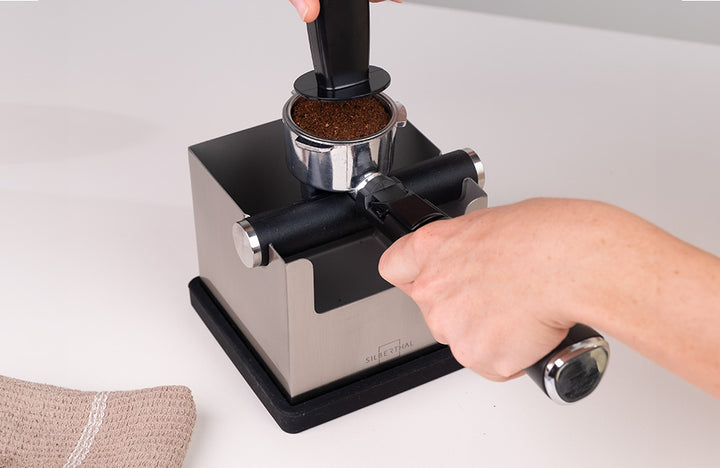 2-in-1 Abklopfbehälter & integrierte Tamperstation