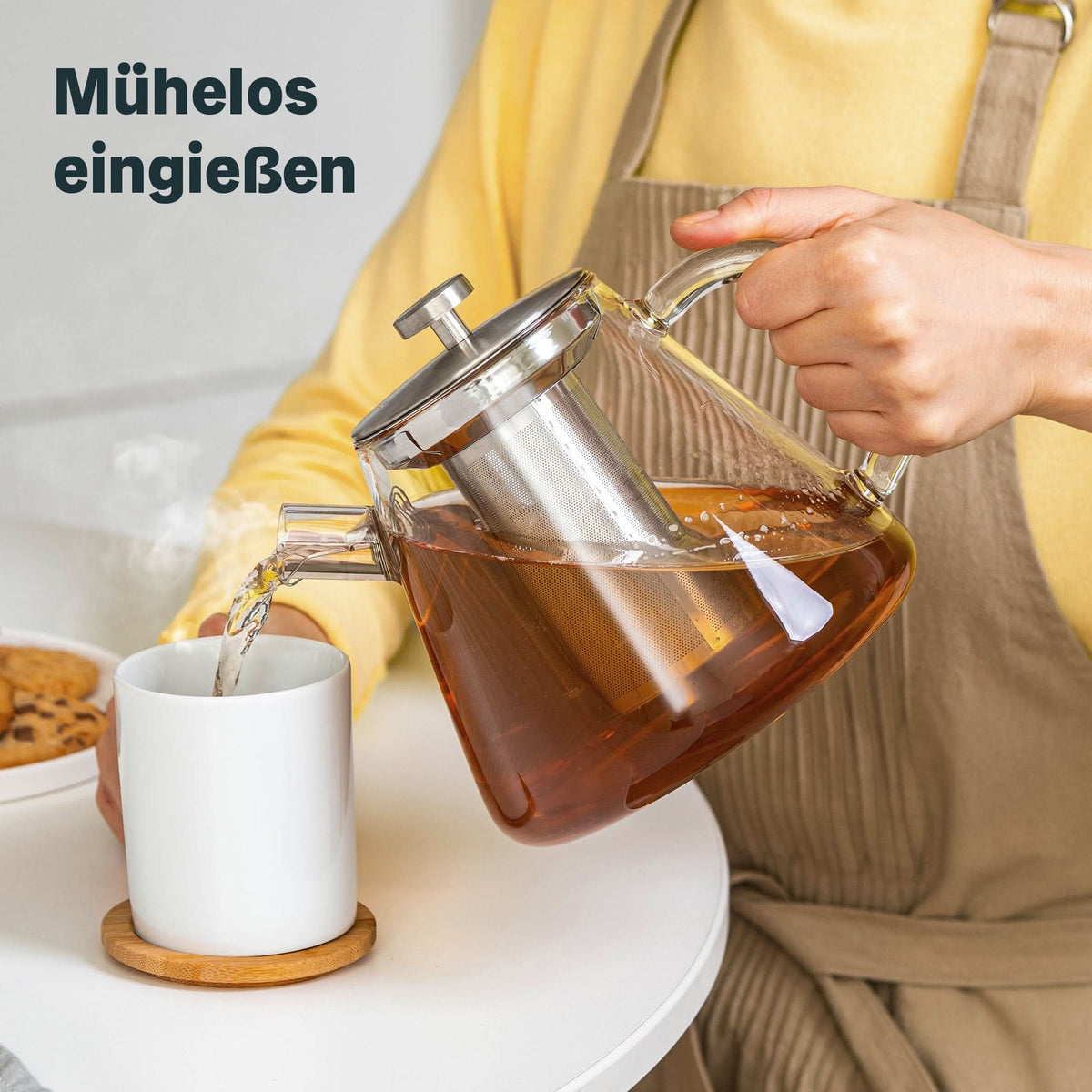 Teekanne aus Glas mit Stövchen