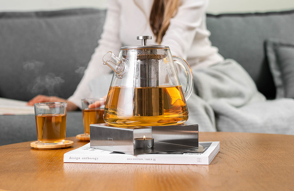 Teekanne aus Glas mit Stövchen