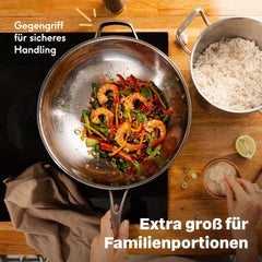 Wok 32 cm mit Gegengriff für sicheres Handling, gefüllt mit Garnelen und Gemüse
