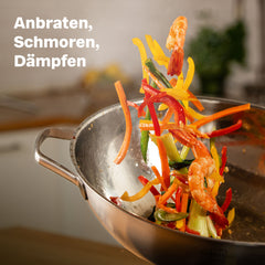 Gemüse und Garnelen werden im Wok 32 cm geschwenkt, zum Anbraten, Schmoren und Dämpfen