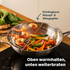 Abtropfgitter am Wokrand eingehängt: oben warmhalten, unten weiterbraten