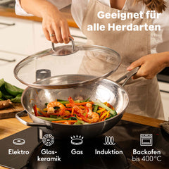 Wok 32 cm mit Glasdeckel auf dem Herd, für alle Herdarten und Backofen bis 400 °C