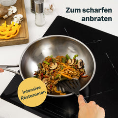 Bratnudeln mit Gemüse werden im Edelstahl Wok 28 cm auf dem Induktionsherd scharf angebraten