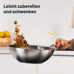 Gemüse und Pilze werden im Edelstahl Wok 28 cm geschwenkt