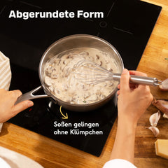 Sauce wird in der Sauteuse mit dem Schneebesen aufgeschlagen, abgerundete Form ohne Klümpchen