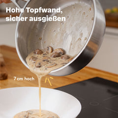 Sauce wird aus der Sauteuse ausgegossen, 7 cm hohe Topfwand