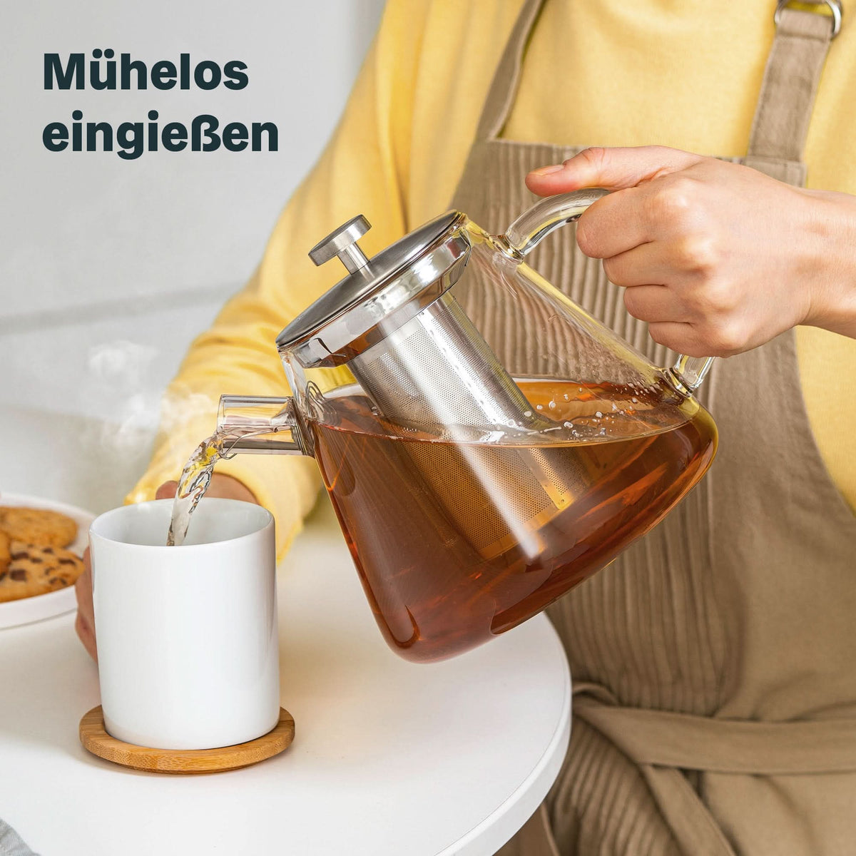Teekanne aus Glas mit Sieb