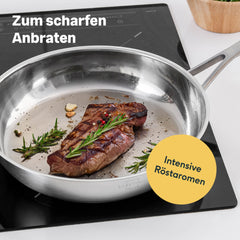 Unbeschichtete Edelstahlpfanne mit Steak auf dem Induktionsfeld, Text: Zum scharfen Anbraten, Intensive Röstaromen.